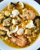 Sopa marinera de conchitas con huevos de codorniz