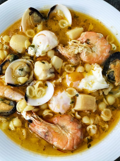 Una foto de Sopa marinera de conchitas con huevos de codorniz
