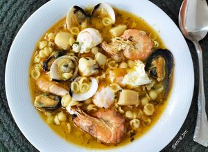 Foto principal de Sopa marinera de conchitas con huevos de codorniz