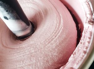 Une photo de Crème glacée au fruits rouges fraises 🍓 ou framboises