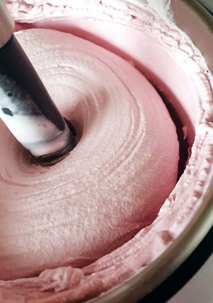 Une photo de Crème glacée au fruits rouges fraises 🍓 ou framboises