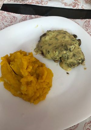 Una foto de Lomo a la mostaza con puré mixto🥩🥔🎃