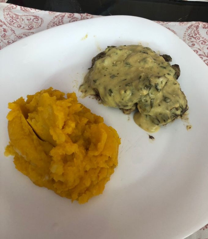Una foto de Lomo a la mostaza con puré mixto🥩🥔🎃