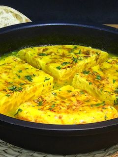 Una foto de Tortilla de patatas guisada en salsa