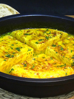Una foto de Tortilla de patatas guisada en salsa