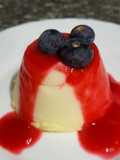 Falsa pannacota de chocolate blanco con salsa de frambuesa