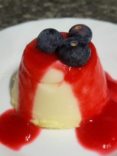 Una foto de Falsa pannacota de chocolate blanco con salsa de frambuesa