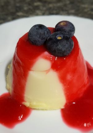 Una foto de Falsa pannacota de chocolate blanco con salsa de frambuesa
