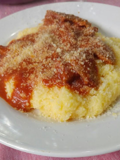 Una foto de Polenta con salsa básica