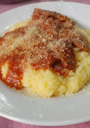 Una foto de Polenta con salsa básica