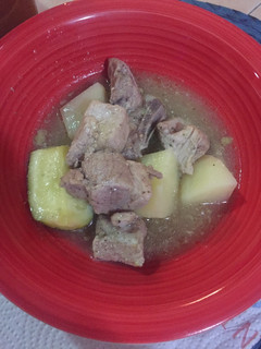 Una foto de Costillita en salsa verde con papas