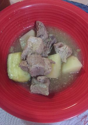 Una foto de Costillita en salsa verde con papas