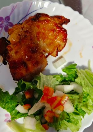 รูปของ ไก่ย่างกับสลัด