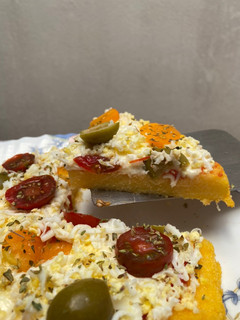 Una foto de Pizza con masa de polenta