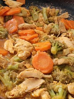Una foto de Pollo con zanahoria y brócoli