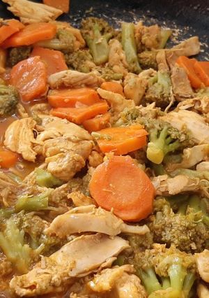 Una foto de Pollo con zanahoria y brócoli