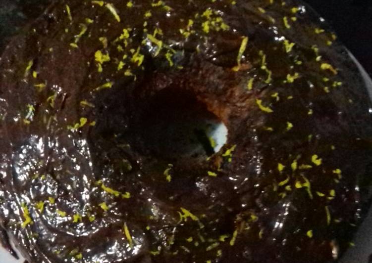 Bolo de laranja prático com cobertura de chocolate