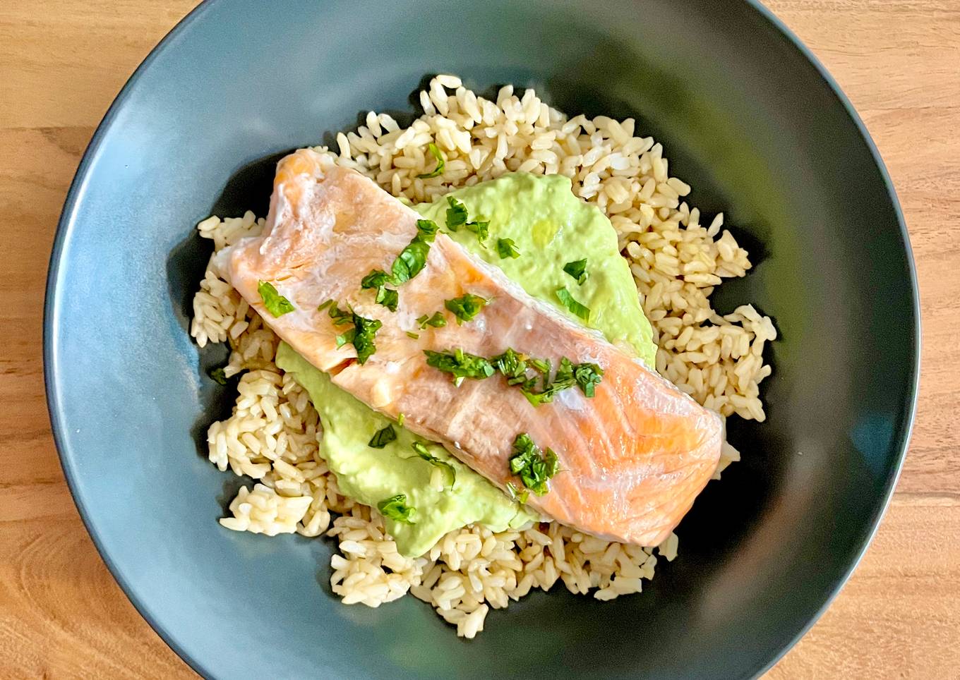 🐟 Salmón con arroz y salsa de aguacate 🥑