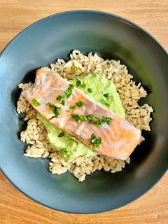 Una foto de 🐟 Salmón con arroz y salsa de aguacate 🥑