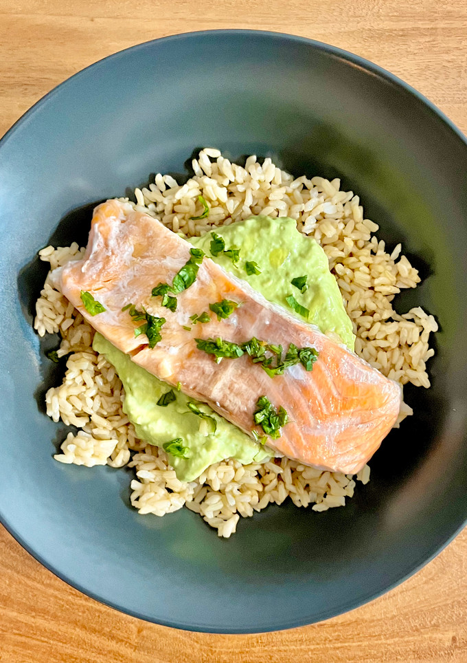 Una foto de 🐟 Salmón con arroz y salsa de aguacate 🥑