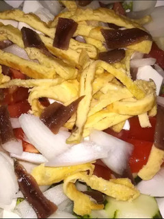 Una foto de Ensalada, con tortilla, anchoas, y queso fresco