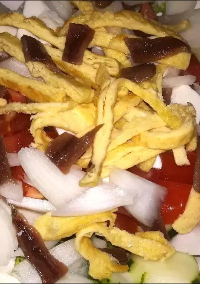Una foto de Ensalada, con tortilla, anchoas, y queso fresco