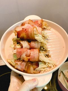 Hình của món Thịt ba chỉ cuộn kim châm nướng.