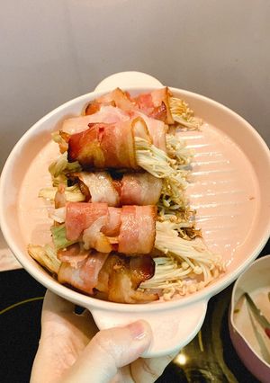 Hình của món Thịt ba chỉ cuộn kim châm nướng.