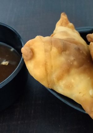સમોસા (Samosa Recipe In Gujarati) રેસીપી મુખ્ય ફોટો