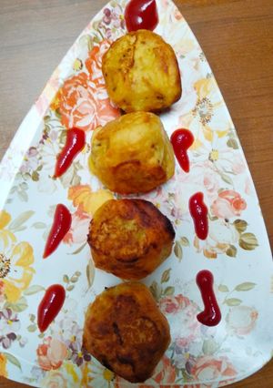 A picture of Aloo bonda.