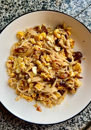 Hình của món Bún Xào Trứng Nấm Cùng Sốt Sambal Cho Team Yêu Cay 🌶️.
