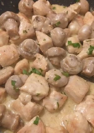 Une photo de Émincé de poulet champignons et boursin