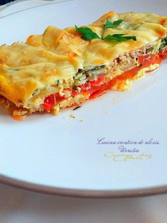 Una foto de Tomates con huevos, cebollas y atún con costra de queso