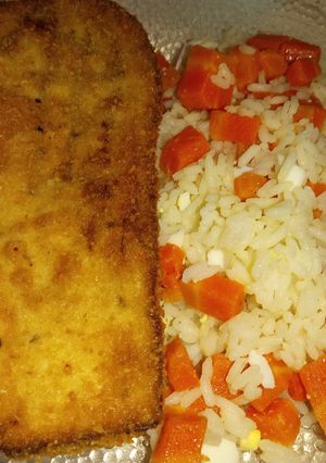 Una foto de Minanesa de berenjena acompañadas con arroz, zanahoria y huevo