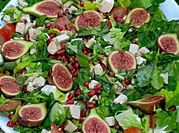 Una foto de ensalada de rúcula y berros