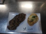 Una foto de bife de chorizo a la pimienta