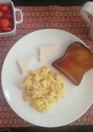 Una foto de Desayuno_ Tostadas, queso, huevos