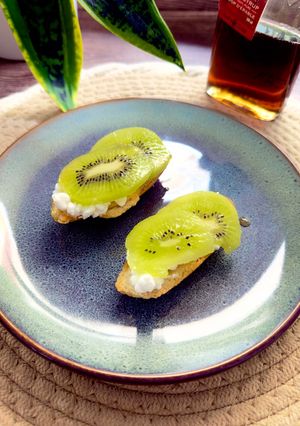 Una foto de Tostas de Kiwi y queso cottage