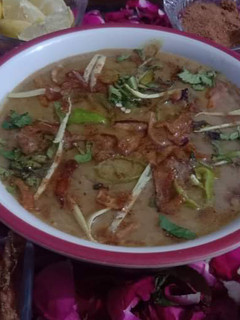 A picture of Zaiqaydar and reshaydar haleem.