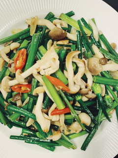 蒜炒韭菜花綜合菇(低碳料理) 的食譜成品照片