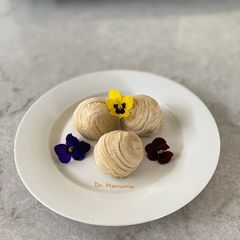 A picture of Thai Mooncake.