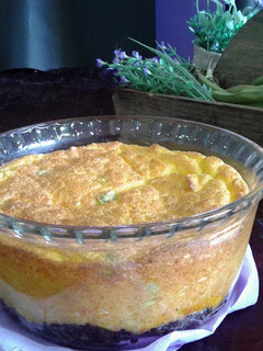 Una foto de Soufflé de patata, morcilla y habitas baby