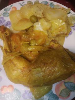 Una foto de Pollo con aceitunas y limón con guarnición de patatas