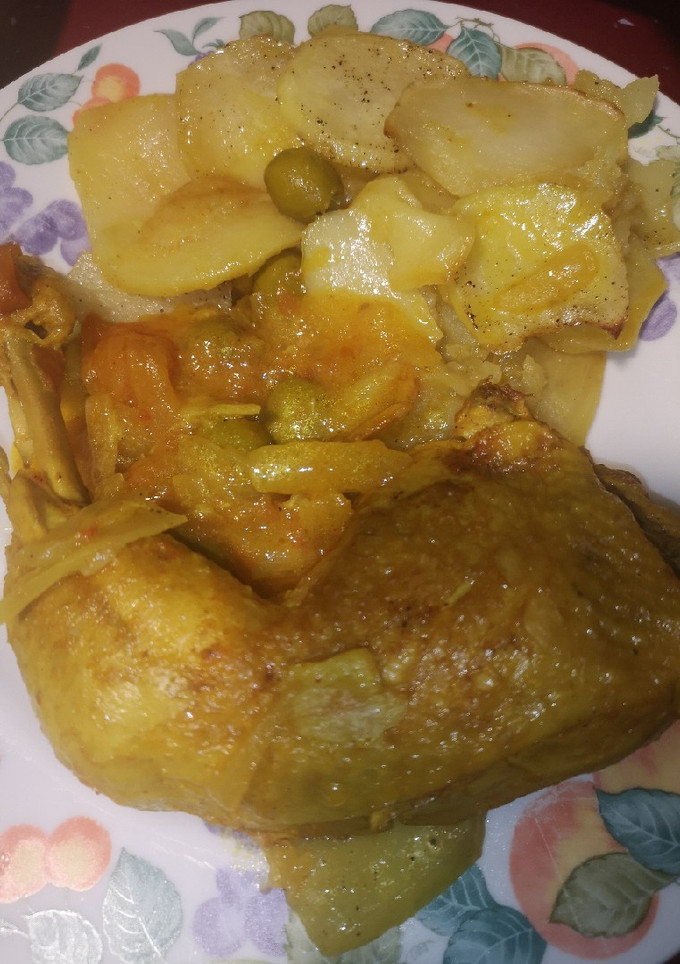Una foto de Pollo con aceitunas y limón con guarnición de patatas