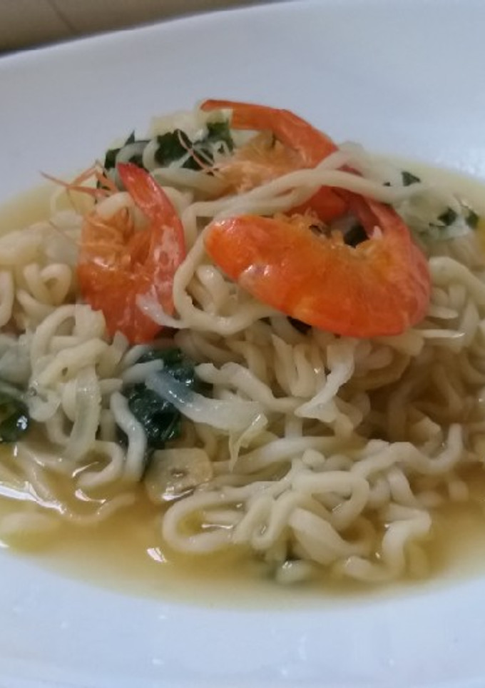 Una foto de Pasta ramen con camarón