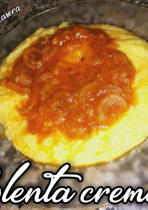 Una foto de Polenta cremosa con salsa rápida👌