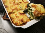 Une photo de plat avec de la béchamel