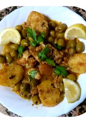 Une photo de Tadjine au olives verts,poulet,pommes de terre