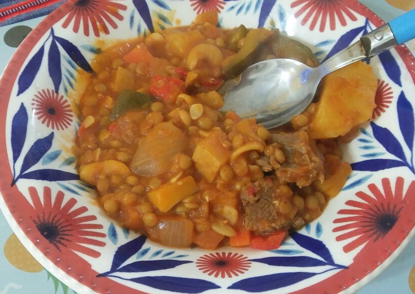 Guiso de lentejas con verduras y carne