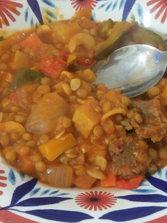 Una foto de Guiso de lentejas con verduras y carne
